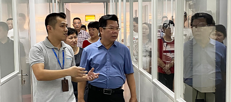 Qiu Yaming, President of Zhangzhou Council for the promotion of international trade, and his delegat